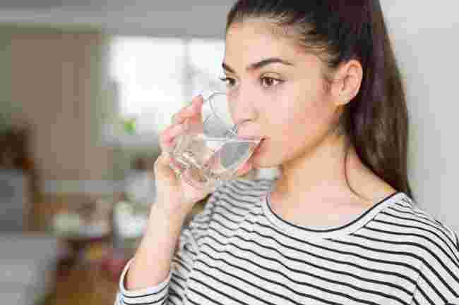 Manfaat Minum Air Putih Untuk Tubuh Sehat - Khasiat Minum Air Putih Dengan cara Teratur buat Kesehatan Badan