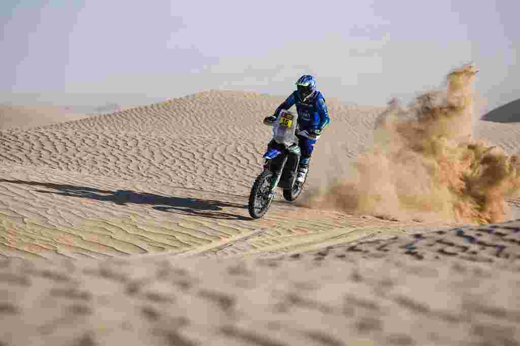 Santolino Raih Kemenangan Perdana Etape Reli Dakar - Lorenzo Santolino menjalani etape tiga Reli Dakar nyaris sempurna