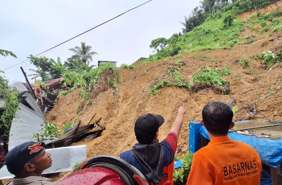 Ibu Dan 2 Anak Hilang Tertimbun Longsor Di Samarinda