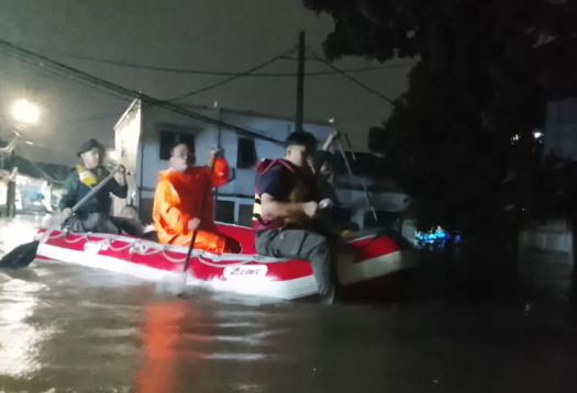 Hujan Kencang Di Tangsel Candit Banjir