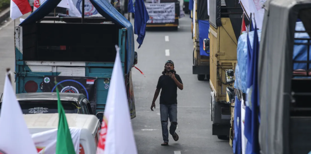 Pengemudi Truk Memohon Kejelasan Penguasa Terpaut Kosong Odol